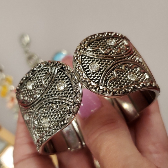 Lot of 6 watches flip flops, wraps, a cuff & charm bracelet all need batteries - Picture 4 of 11